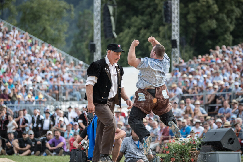 Interlaken, 27. Aug. 17, Schwingen - Unspunnen Schwinget. xxxx (L, xx) gegen xxxx (R, xx). (Lorenz Reifler)