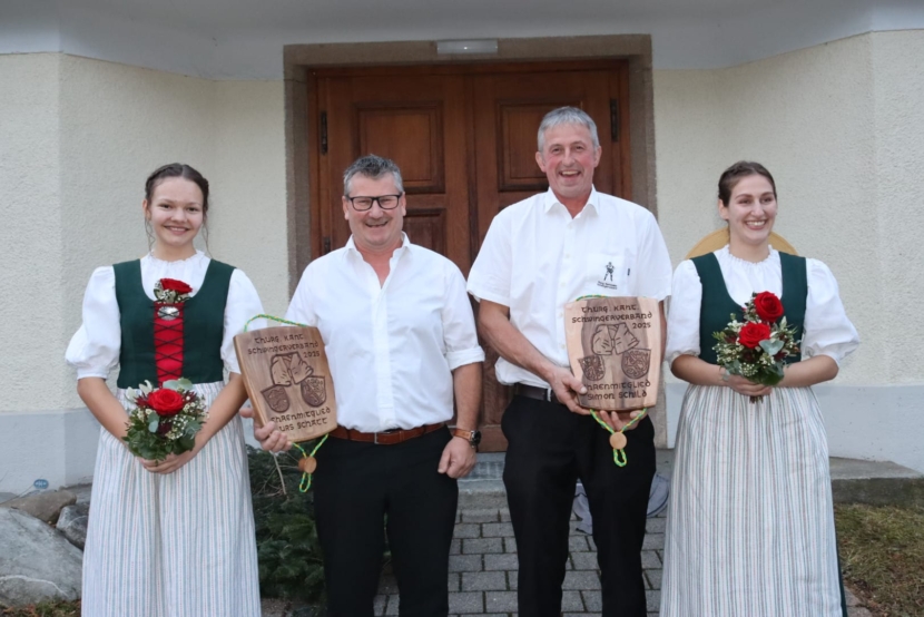 Die neuen Ehrenmitglieder Urs Schatt und Simon Schild flankiert von den beiden Ehrendamen