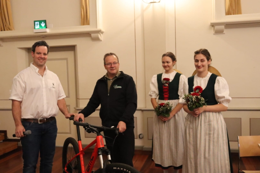 Ehrengabe überreicht durch Tobias Krähenbühl (OK Thundorf) an Godi Thönen (OKP Sirnach)