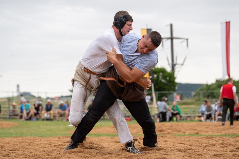 Thayngen, 20.6.21, Schwingen - Schaffhauser KantonalSchlegel Werner (Hemberg) gegen Dumelin David (L, Hüttlingen) Foto Lorenz Reifler