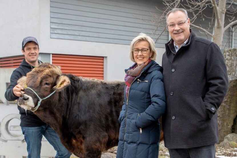 Legende: v.l. Züchter Beat Schmid, Muni-Spender Karin und Stefan Geiges von der Geiges AG in Warth Bild: Felix Walker