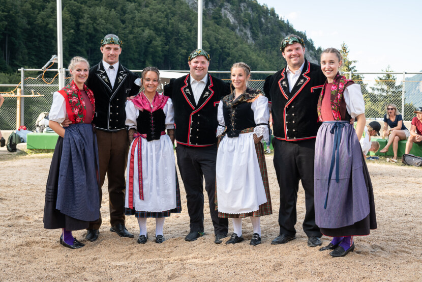 Brünigpass, 31.7.22, Schwingen - Thurgauer Kranzgewinner mit Ehrendamen